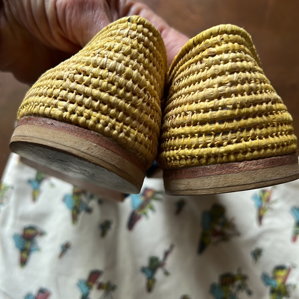 Artemis, 7.5, woven flat. Gently worn. - Picture 4 of 5